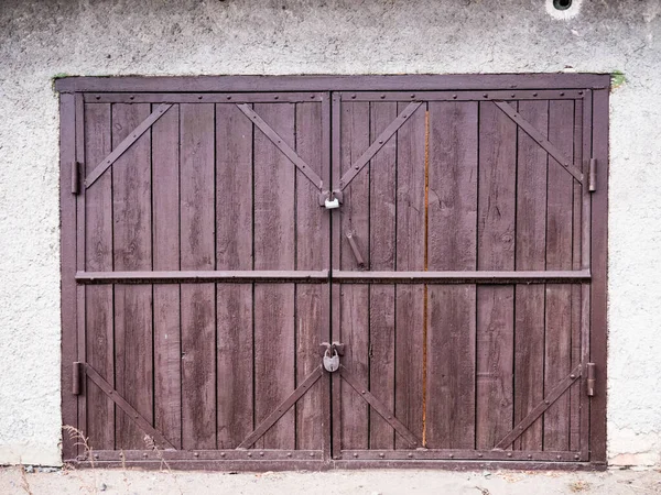 Porta de garagem de madeira vermelha dupla — Fotografia de Stock