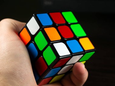 Koyu arkaplanda Rubiks küpü
