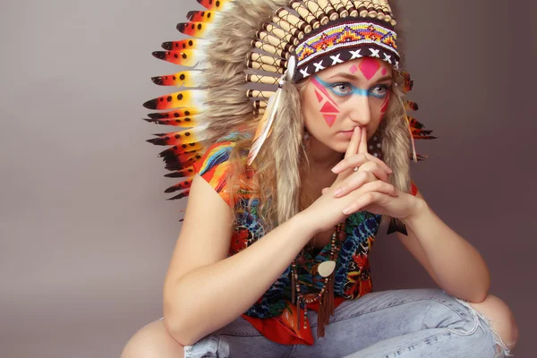 La belle jeune fille moderne en costume amérindien — Photo