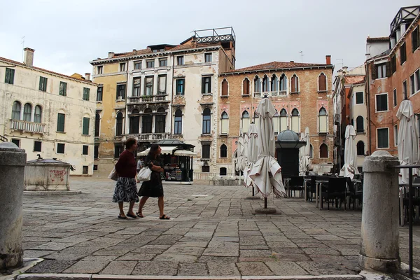 Turistas caminham na romântica cidade de Veneza — Fotografia de Stock