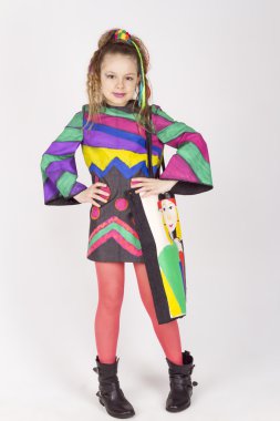 güzel genç bir özgün elbiseli kız neşeli