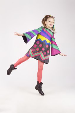 güzel genç bir özgün elbiseli kız neşeli