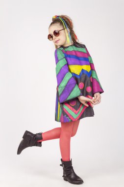 güzel genç bir özgün elbiseli kız neşeli