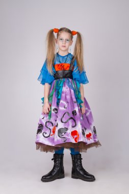 elbiseli güzel komik kız portresi