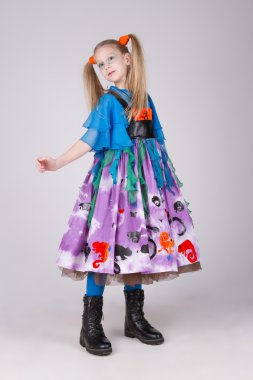 elbiseli güzel komik kız portresi