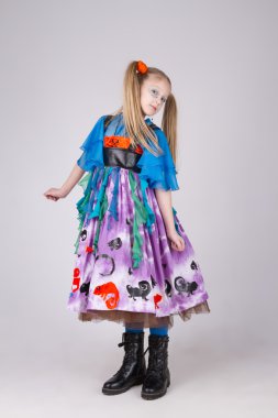 elbiseli güzel komik kız portresi