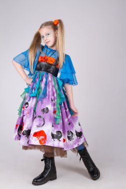 elbiseli güzel komik kız portresi