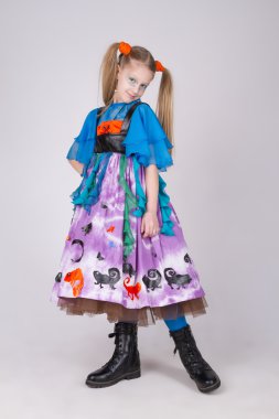 elbiseli güzel komik kız portresi