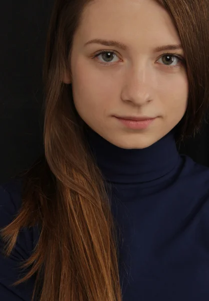 Портрет красивой молодой девушки с длинными светлыми волосами — стоковое фото