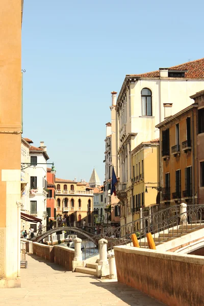 Belas ruas de pedestres em Veneza, na Itália — Fotografia de Stock