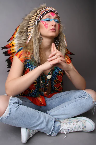 Портрет девушки по образу коренного американца — стоковое фото