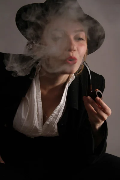 Красивая модная молодая женщина в черном костюме с трубкой — стоковое фото