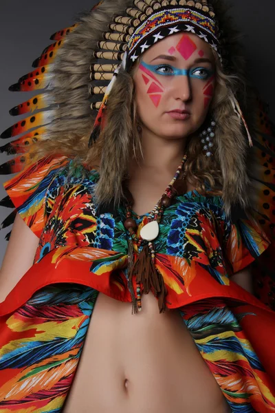 Retrato de uma menina à imagem do nativo americano — Fotografia de Stock