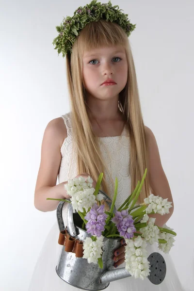頭の上の細かい花輪との子の美しい少女の肖像画 — ストック写真