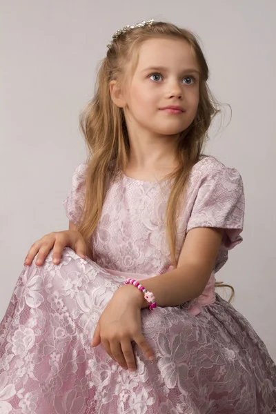 Portræt af den smukke lille pige i en lyserød kjole - Stock-foto