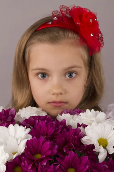 花と少しの素敵な女の子 — ストック写真