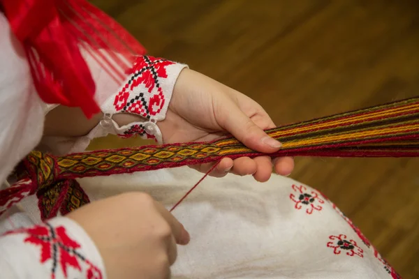 Плетение национального белорусского пояса — стоковое фото