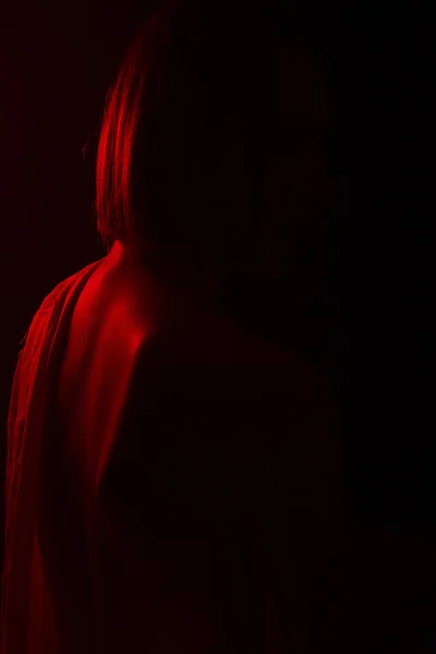 Krásná nahá dívka v tlumené světlo — Stock fotografie
