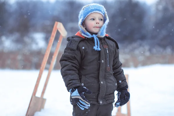 Mały chłopiec w zimie lodowisko wriggles — Zdjęcie stockowe