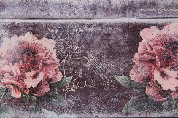 Dekupaj bir ahşap yüzeyde bir ekipman