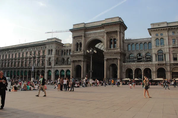 A praça central da cidade de Duomo em Milão — Fotografia de Stock