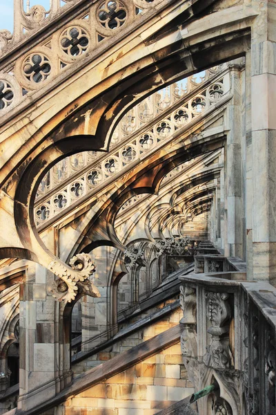 Bela arquitetura detalhada esculpida de Duomo — Fotografia de Stock