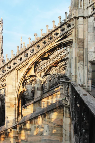 Bela arquitetura detalhada esculpida de Duomo — Fotografia de Stock