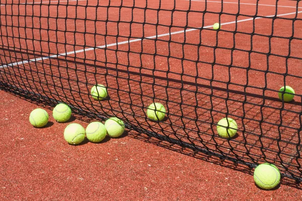 bir tenis sahada tenis topları ile ızgara