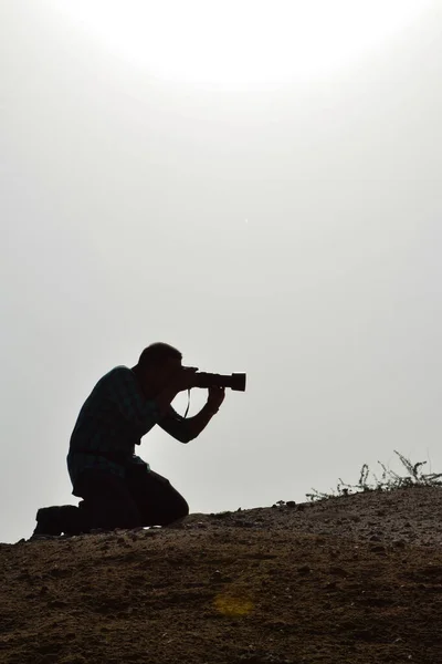 Silhouette Del Fotografo Scattare Foto All Aperto — Foto Stock