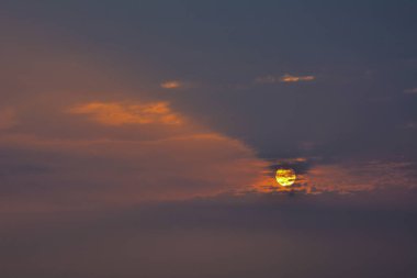 Bulutlu ve güneşli gün batımı