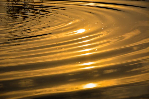 Goldene Wasserwellenreflexion Sonnenuntergang — Stockfoto