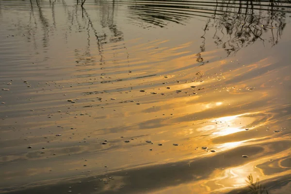 Goldene Wasserwellenreflexion Sonnenuntergang — Stockfoto