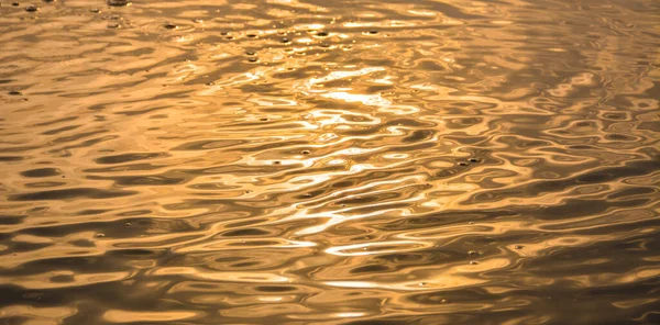 Gyllene Vatten Våg Reflektion Solnedgången — Stockfoto