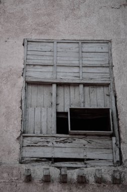 Suudi Arabistan 'ın tarihi Jeddah köyünde eski tasarlanmış ahşap pencereler.