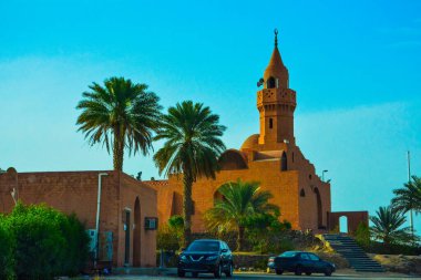 kırmızı tuğla duvar mousqe minare ve plam ağaçları