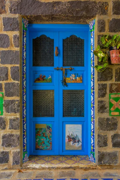 Antigua Puerta Pared Roca Hermosa Puerta Madera Vidrio Con Pinturas — Foto de Stock