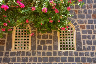 Taş duvardaki kavisli pencereler