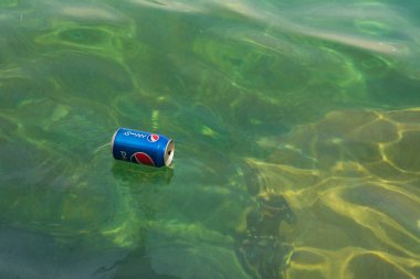 Pepsi şişesi görüntüsü yüzüyor