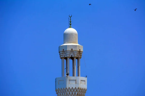 サウジアラビアのジェッダにある海辺のモスクミナレット — ストック写真