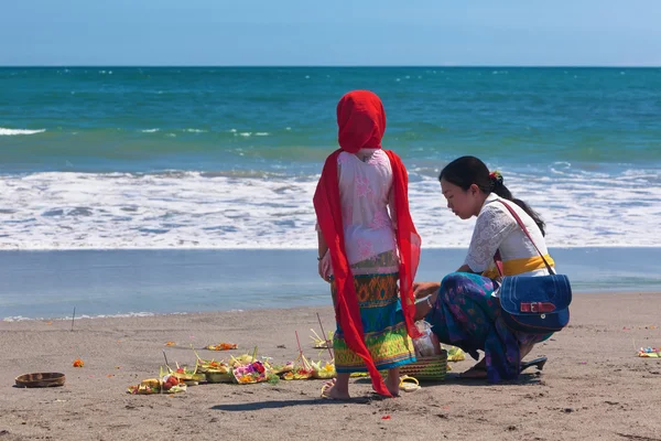 Balijšitna – žena s dítětem na ocean beach — Stock fotografie
