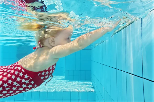 Petit enfant plongée sous-marine dans la piscine — Photo