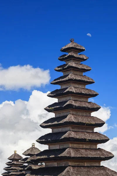 Pagode de balinaise traditionnelle Meru dans le temple de Besakih — Photo