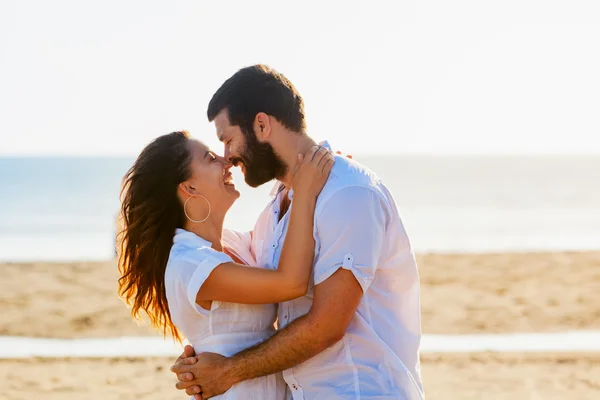 Casal feliz abraçando na praia do mar — Fotografia de Stock