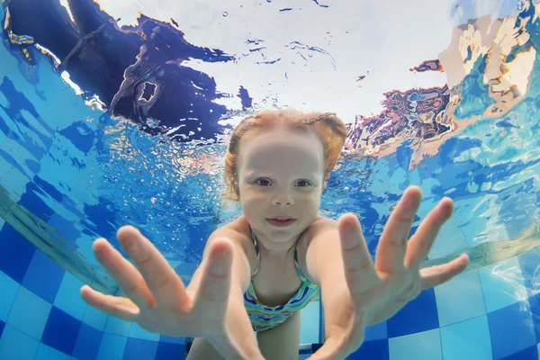 Funny portrait of baby girl swimming underwater in pool — Stock Photo, Image