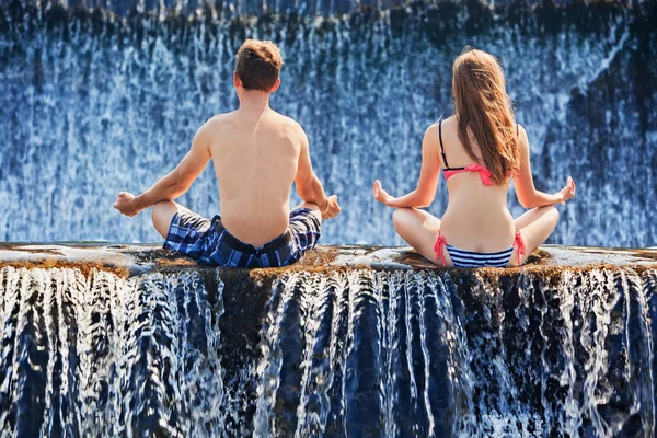 Casal feliz nadando na piscina da cachoeira — Fotografia de Stock