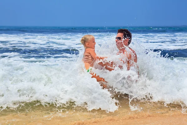 Bărbat cu copil se joacă cu distracție pe plaja de nisip mare — Fotografie, imagine de stoc