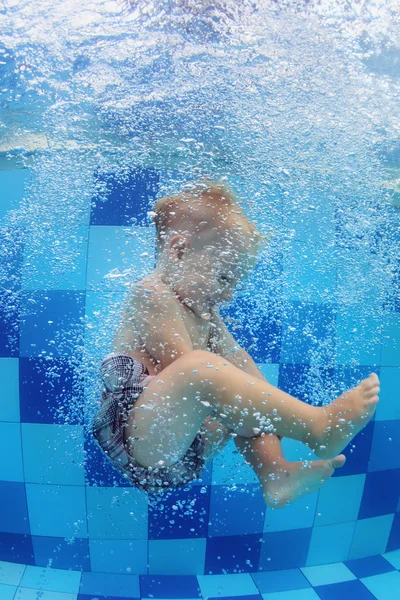 Criança, nadar com diversão e mergulhando na piscina — Fotografia de Stock