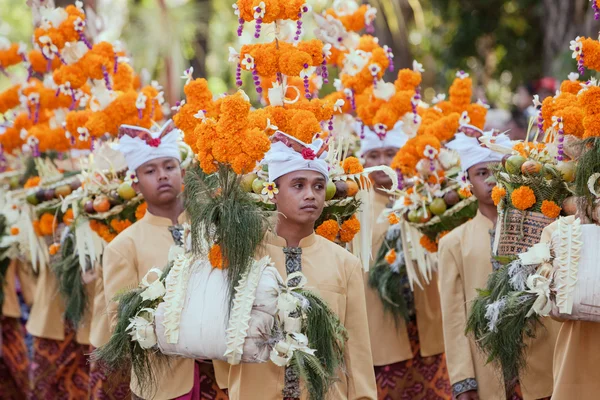 Denpasar, ilha de Bali, Indonésia - 13 de junho de 2015: Grupo de belas jovens em trajes tradicionais balinesas pessoas continuar oferecendo religioso para cerimônia hindu desfile no festival de arte e cultura — Fotografia de Stock