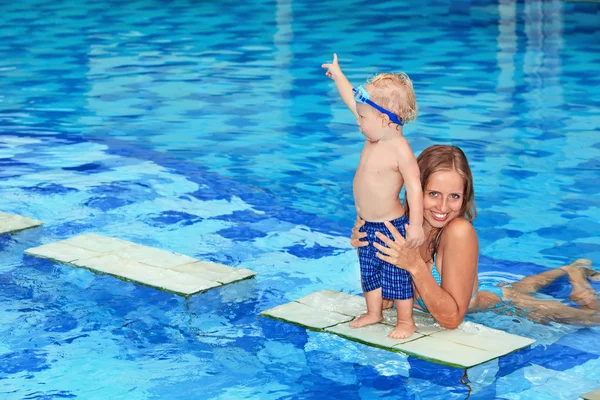 Μικρό παιδί, κολύμπι σε πισίνα με μητέρα — Φωτογραφία Αρχείου