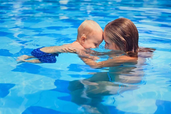 Lilla barnet simmar i poolen med mamma — Stockfoto